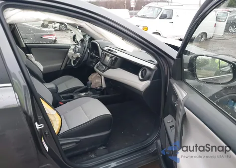 2017 Toyota Rav4 Xle z USA, uszkodzony, nr VIN JTMRFREV1HJ140739